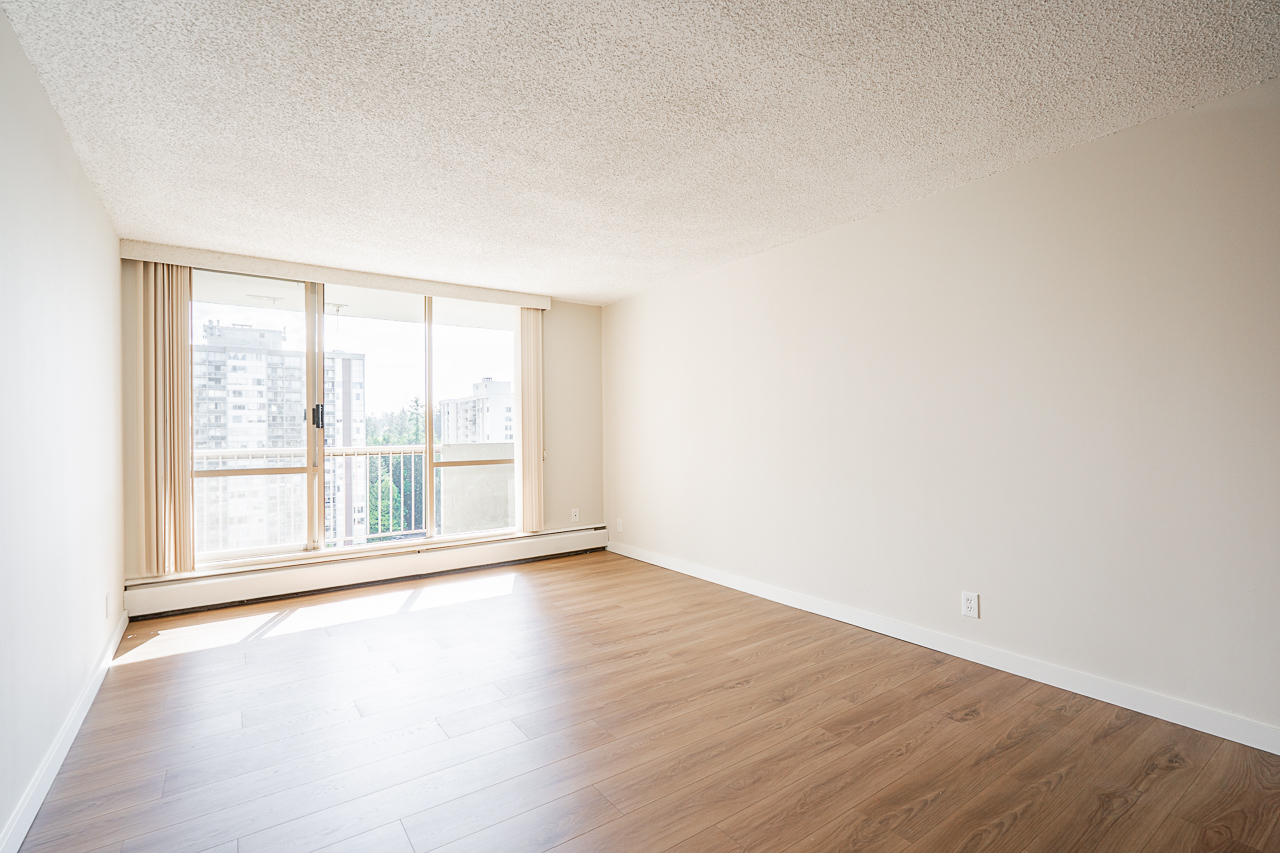 #1307 – 2016 Fullerton Avenue